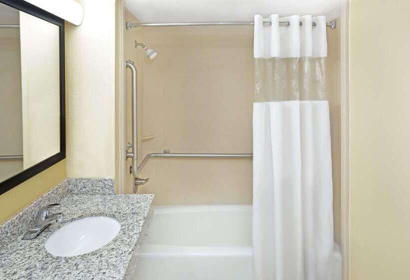 هتل Days Inn By Wyndham Columbus North Fort Moore