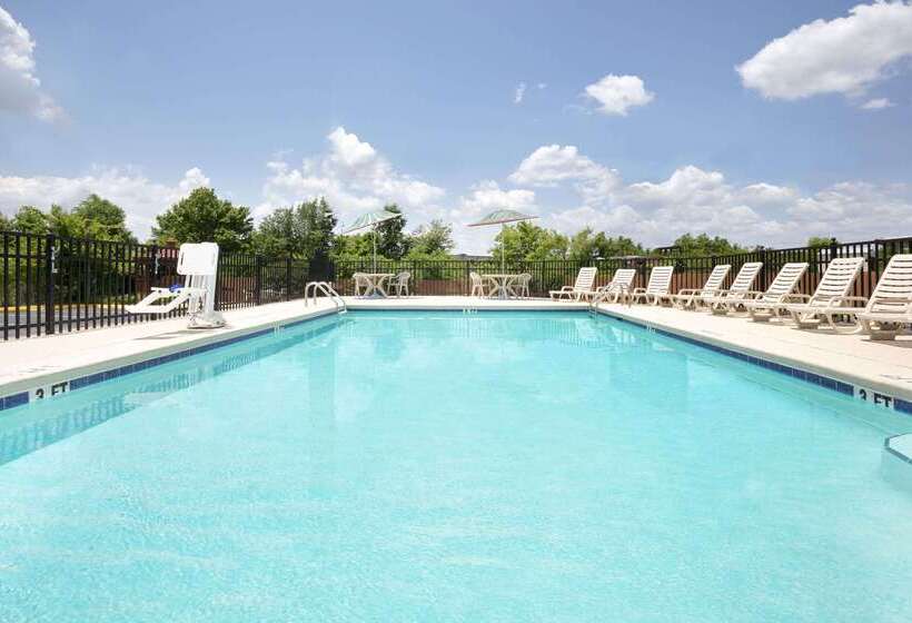 هتل Days Inn By Wyndham Columbus North Fort Moore