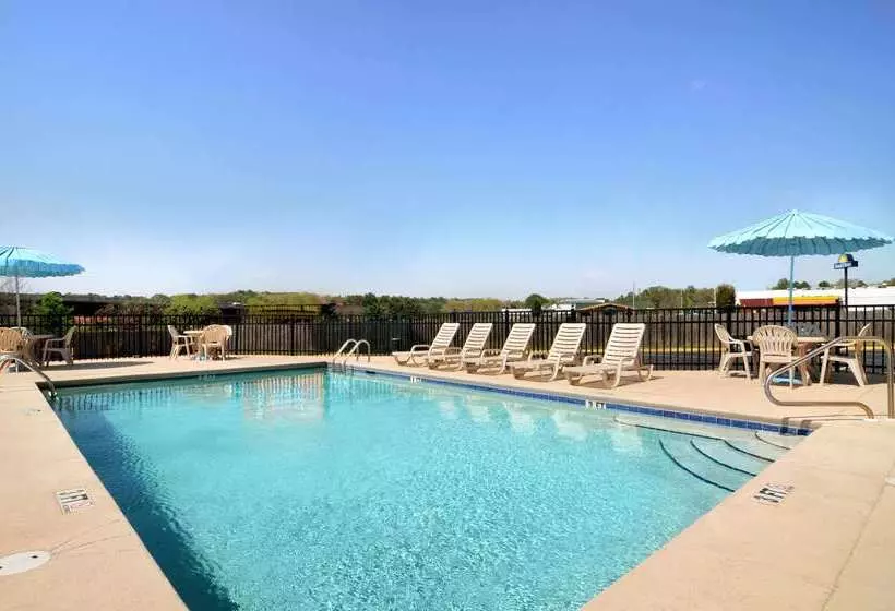 ホテル Days Inn By Wyndham Columbus North Fort Moore