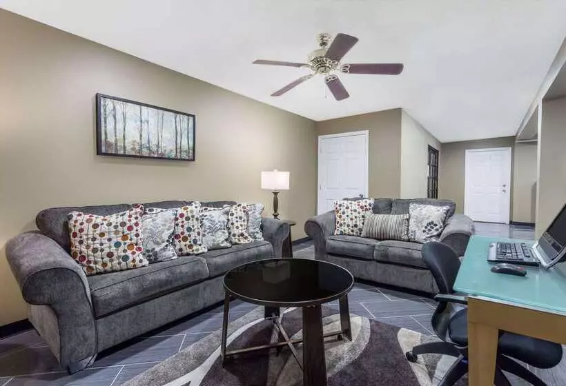 هتل Days Inn By Wyndham Greensboro Airport