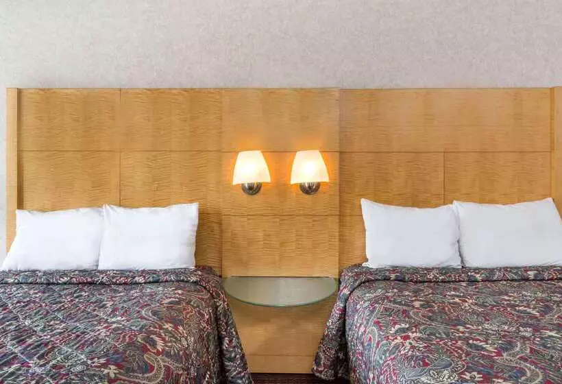 هتل Days Inn By Wyndham Greensboro Airport