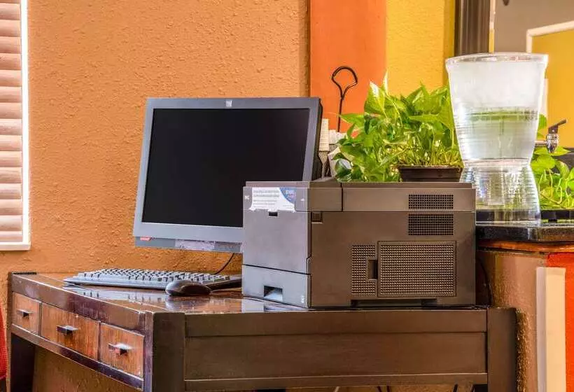 Отель Econo Lodge At Wanamaker