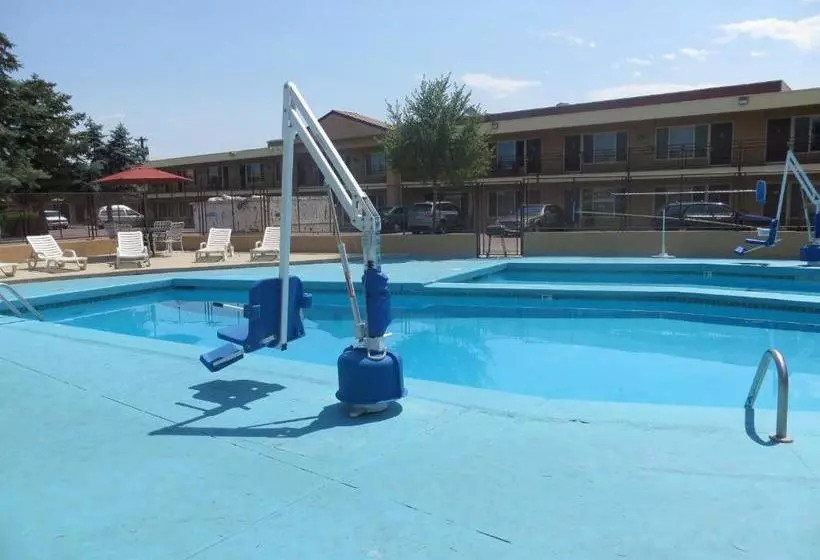 فندق Travelstar Inn & Suites