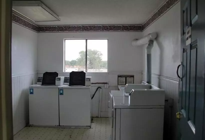 فندق Travelstar Inn & Suites