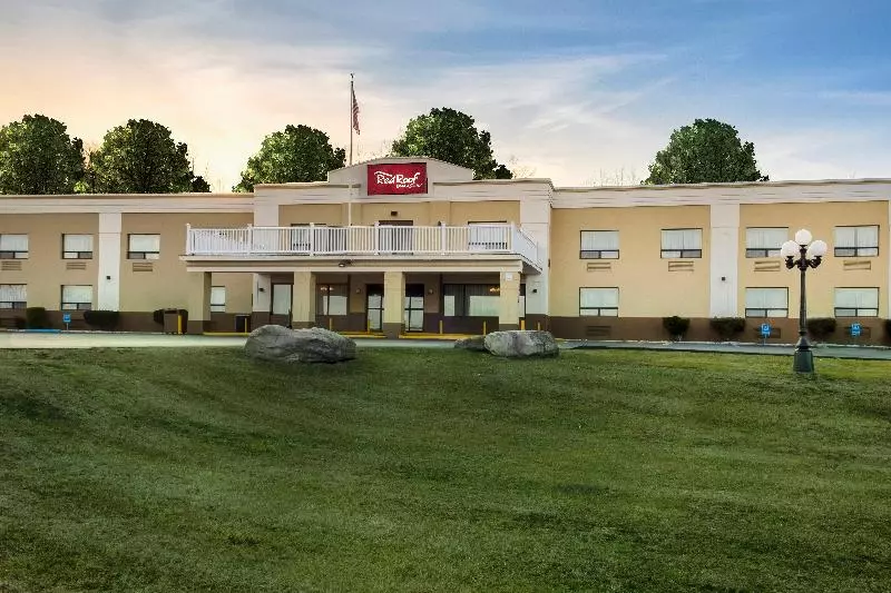 Мотель Red Roof Inn & Suites Newburgh   Stewart Airport West Point