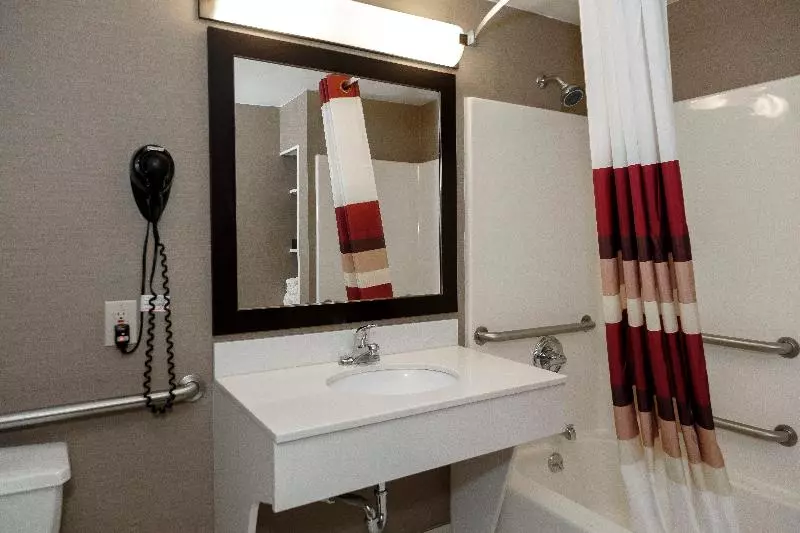 Мотель Red Roof Inn & Suites Newburgh   Stewart Airport West Point