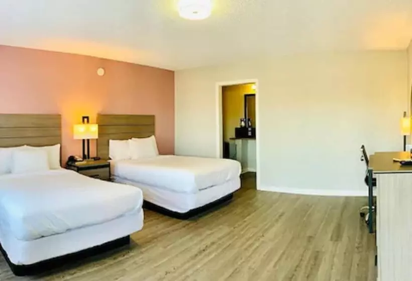 فندق Econo Lodge Inn & Suites