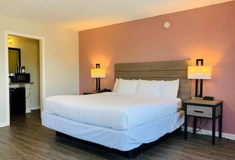 فندق Econo Lodge Inn & Suites