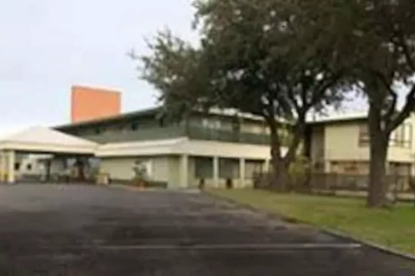 فندق Econo Lodge Inn & Suites