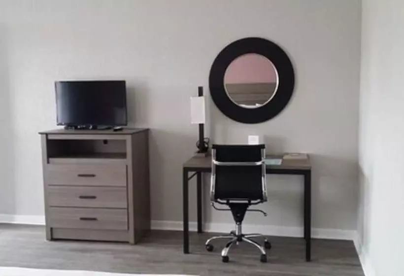 فندق Econo Lodge Inn & Suites