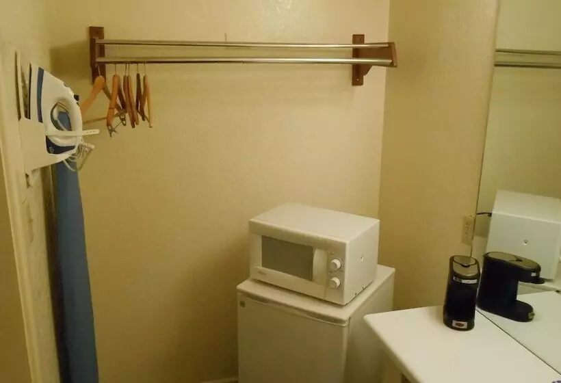 فندق Econo Lodge Inn & Suites