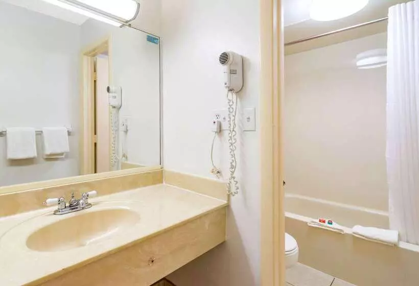 هتل Econo Lodge North