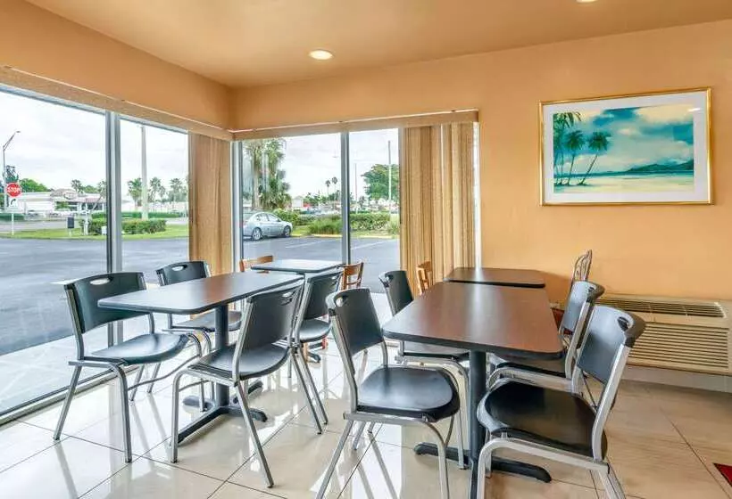 هتل Econo Lodge North