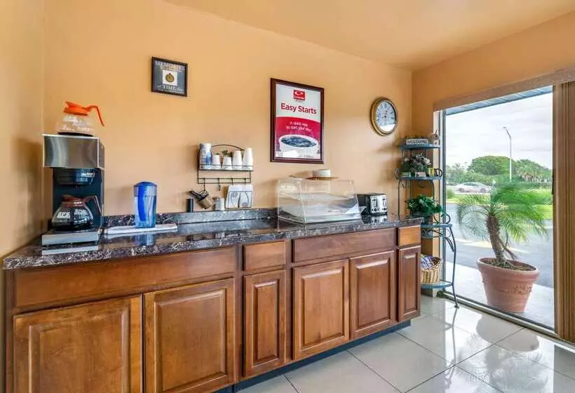 هتل Econo Lodge North