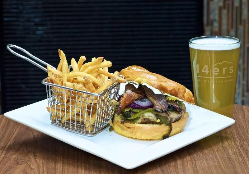 Отель Embassy Suites By Hilton Denver Tech Center North