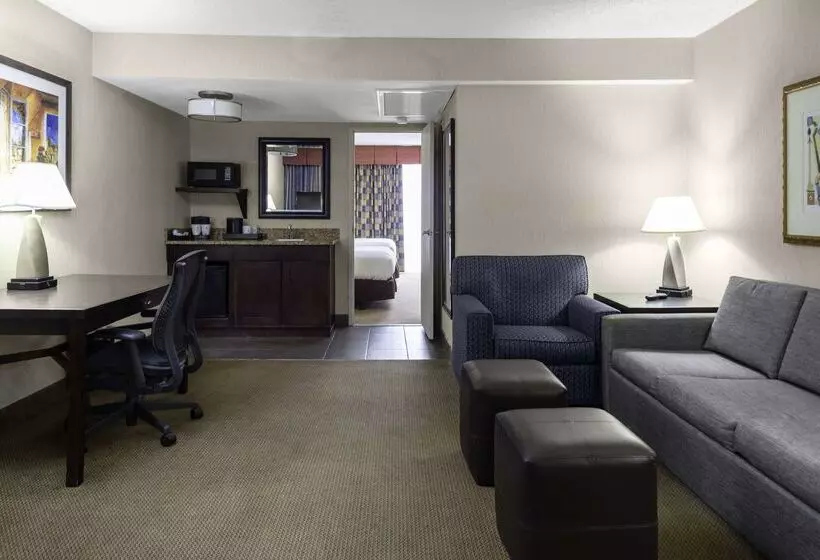 هتل Embassy Suites By Hilton Kansas City Plaza