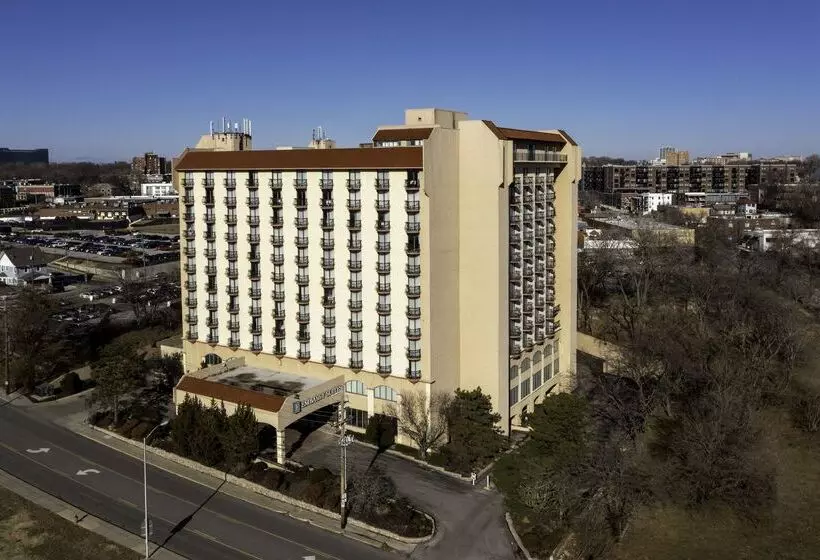 هتل Embassy Suites By Hilton Kansas City Plaza