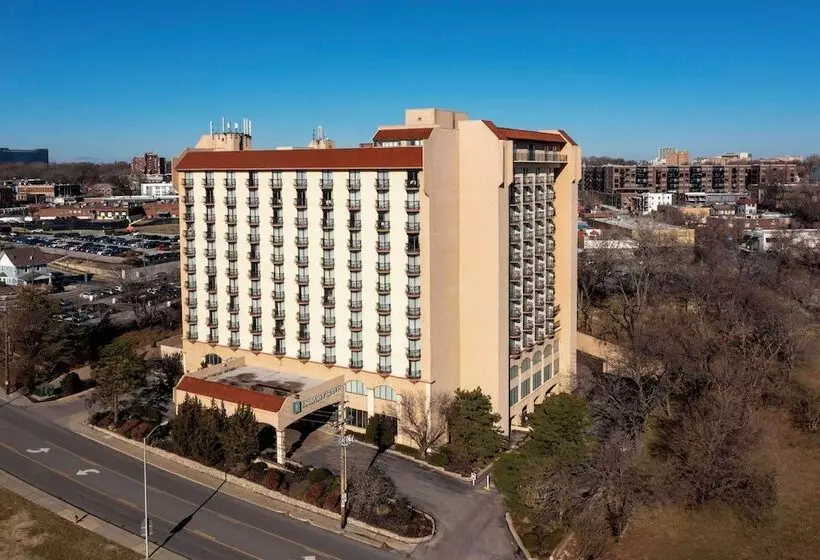 هتل Embassy Suites By Hilton Kansas City Plaza