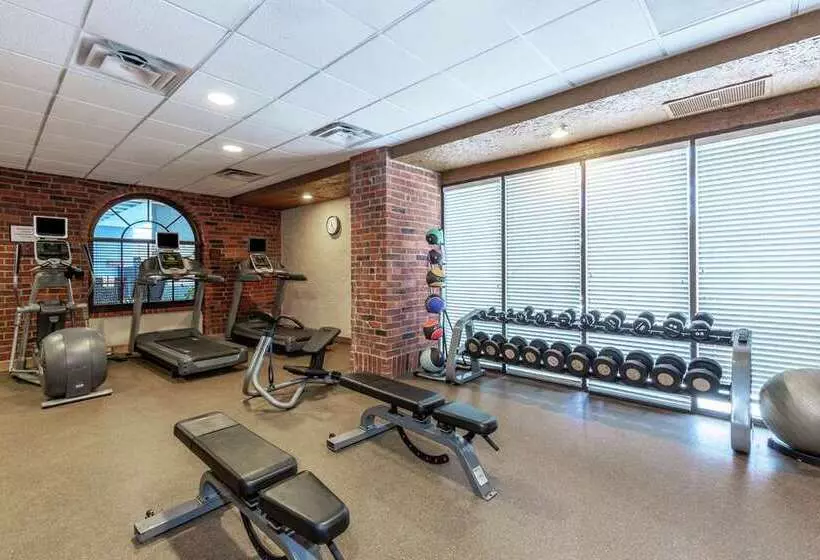 هتل Embassy Suites By Hilton Kansas City Plaza