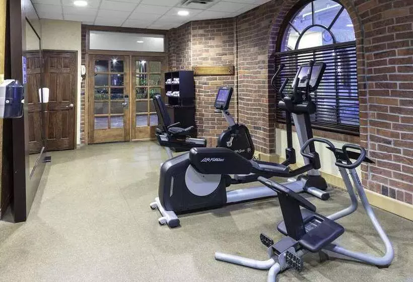 هتل Embassy Suites By Hilton Kansas City Plaza