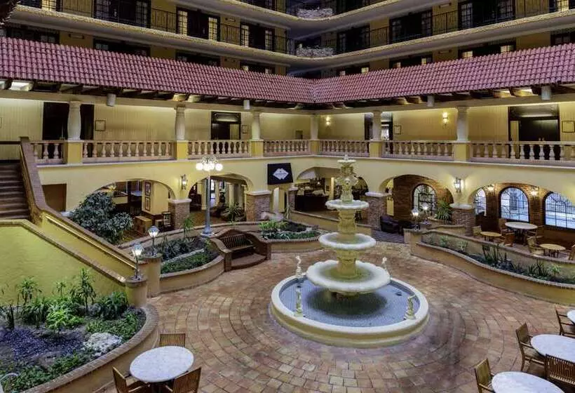 هتل Embassy Suites By Hilton Kansas City Plaza