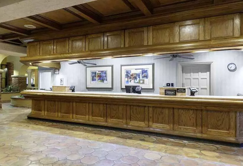 هتل Embassy Suites By Hilton Kansas City Plaza