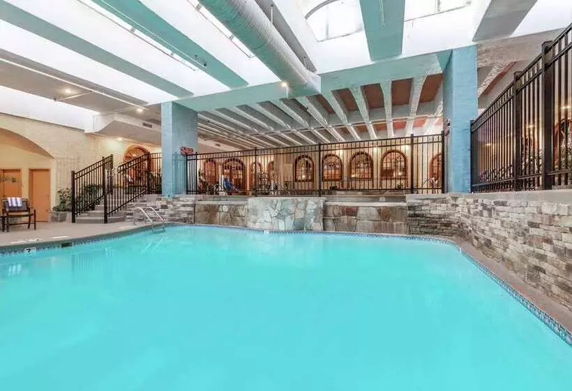 هتل Embassy Suites By Hilton Kansas City Plaza