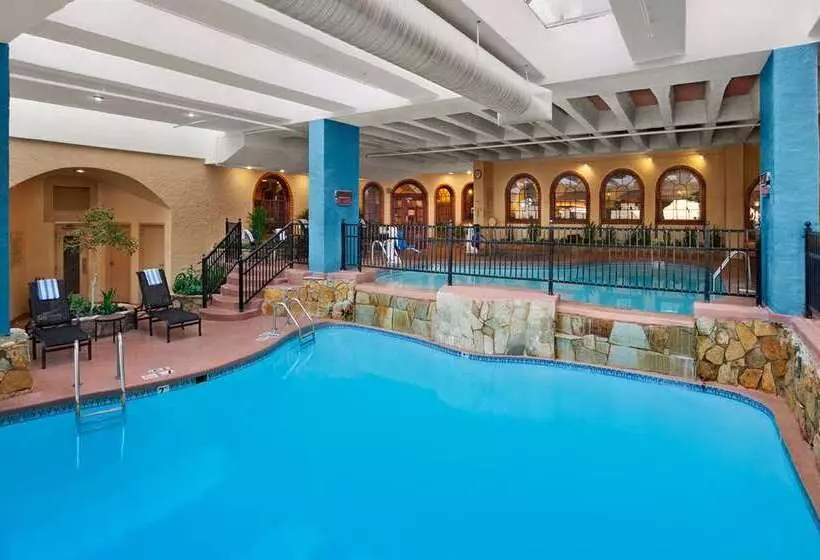 هتل Embassy Suites By Hilton Kansas City Plaza