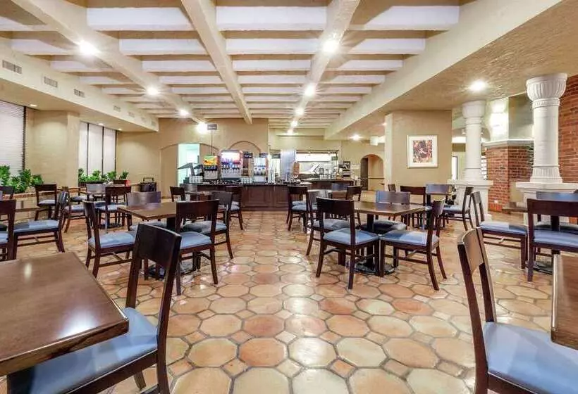 هتل Embassy Suites By Hilton Kansas City Plaza