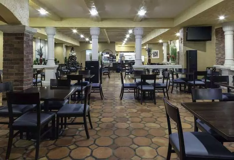 هتل Embassy Suites By Hilton Kansas City Plaza