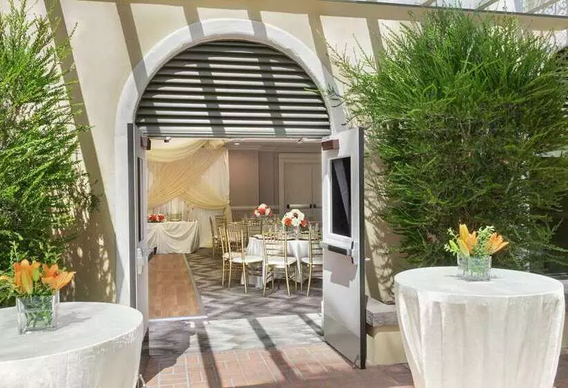 فندق Embassy Suites By Hilton Los Angeles Downey