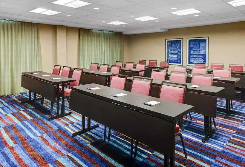 Отель Fairfield Inn & Suites By Marriott Cape Cod Hyannis