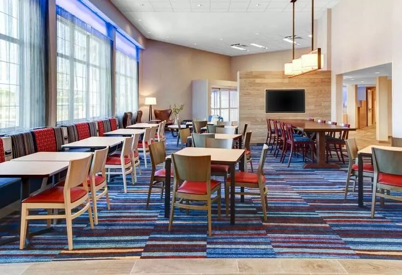 Отель Fairfield Inn & Suites By Marriott Cape Cod Hyannis