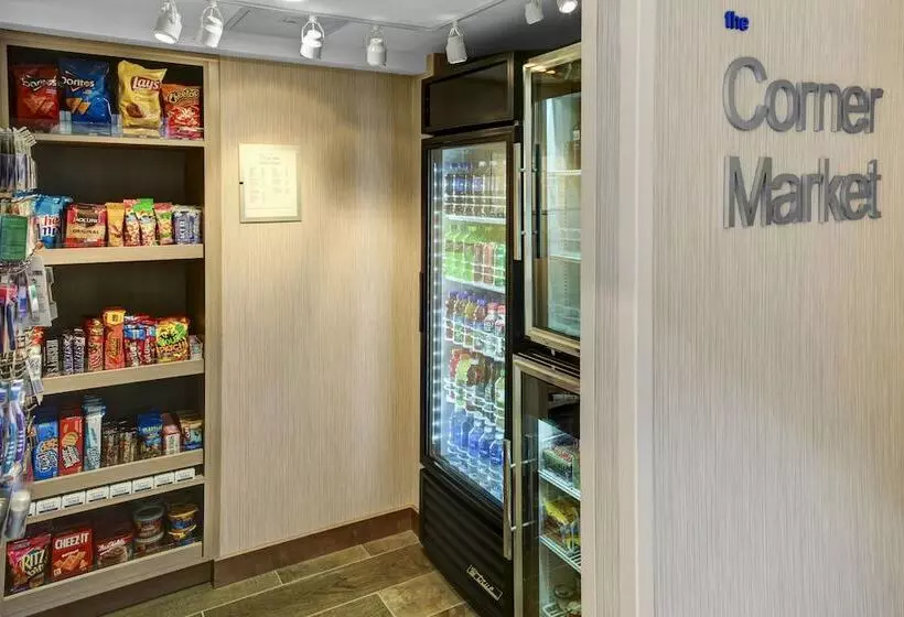 Отель Fairfield Inn & Suites By Marriott Cape Cod Hyannis