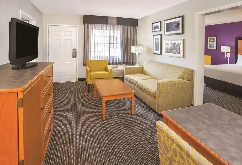 فندق Howard Johnson By Wyndham Sacramento Downtown