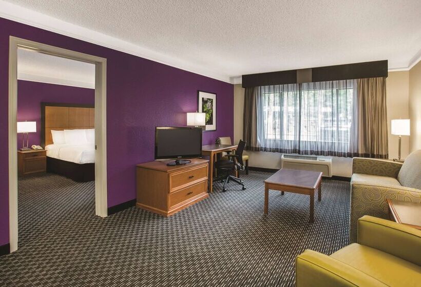 هتل Howard Johnson By Wyndham Sacramento Downtown