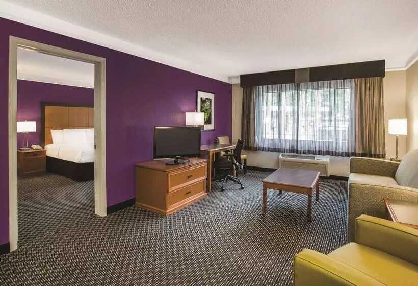 فندق Howard Johnson By Wyndham Sacramento Downtown