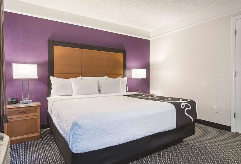 هتل Howard Johnson By Wyndham Sacramento Downtown