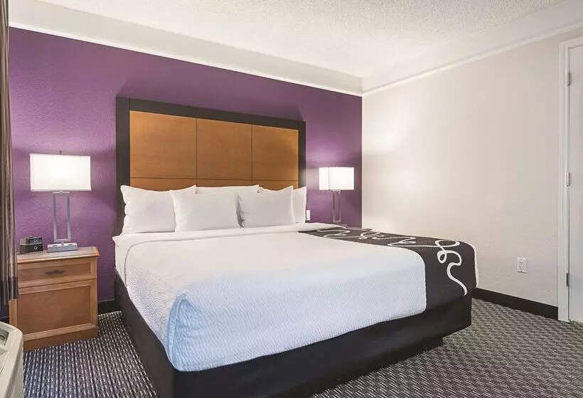 فندق Howard Johnson By Wyndham Sacramento Downtown