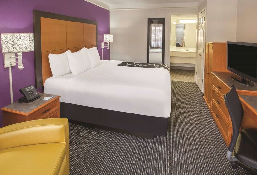 هتل Howard Johnson By Wyndham Sacramento Downtown