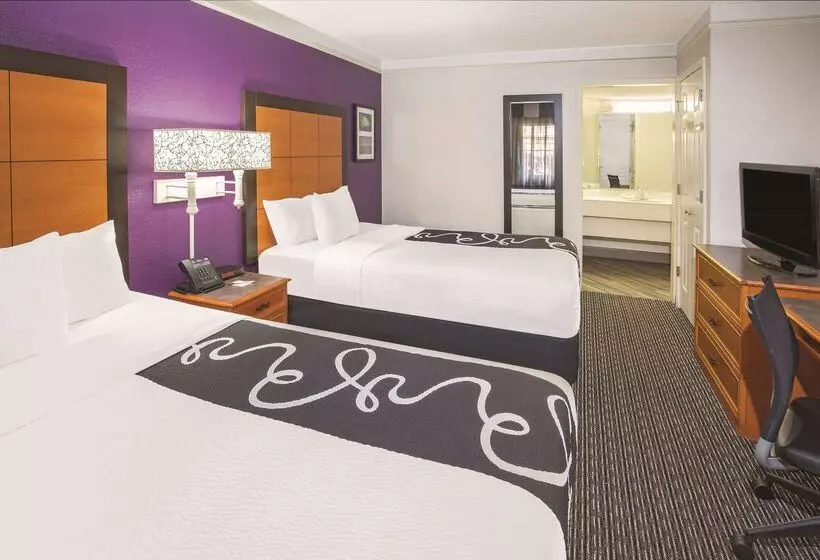 فندق Howard Johnson By Wyndham Sacramento Downtown