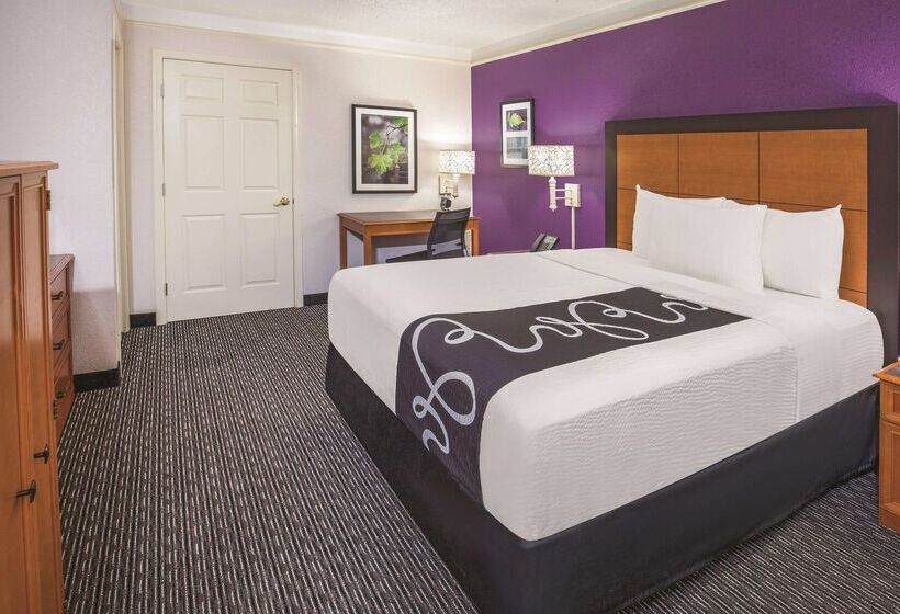 هتل Howard Johnson By Wyndham Sacramento Downtown
