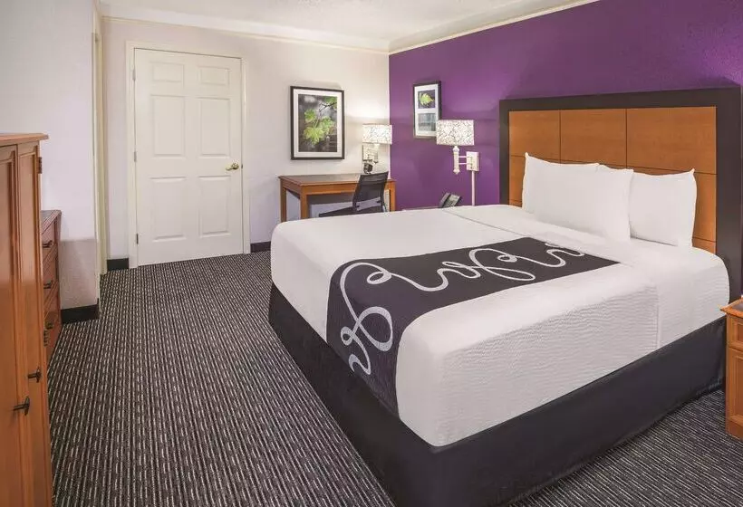 فندق Howard Johnson By Wyndham Sacramento Downtown