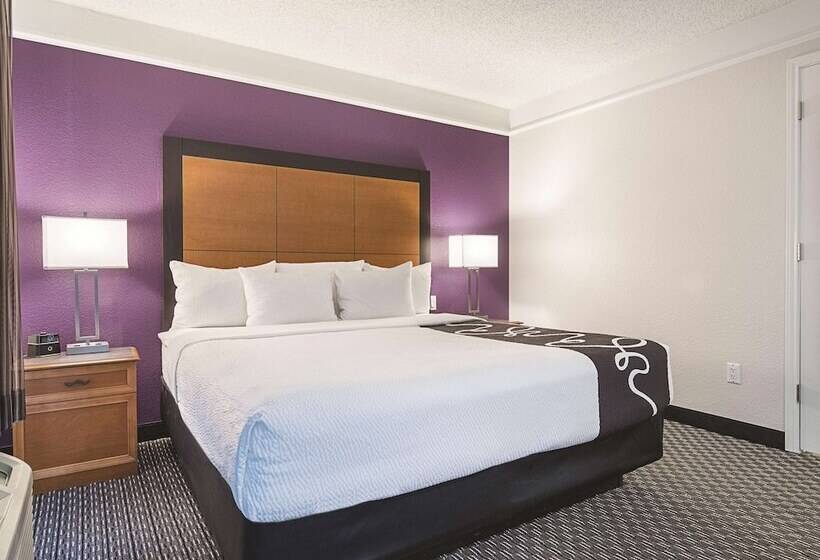 هتل Howard Johnson By Wyndham Sacramento Downtown