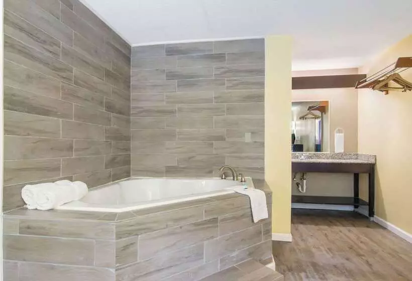 Отель Rodeway Inn & Suites Monroevillepittsburgh