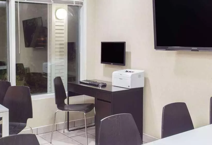 هتل Super 8 By Wyndham Madison East