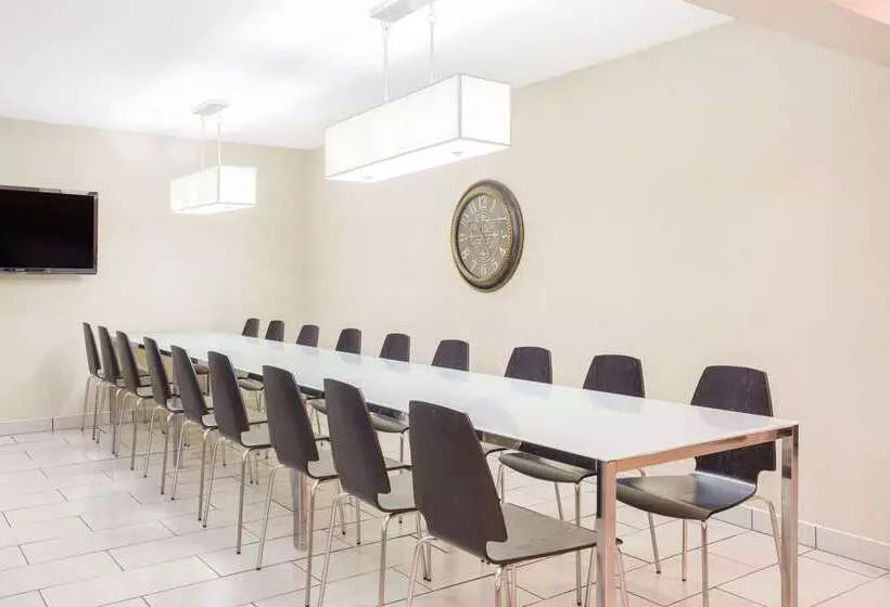 هتل Super 8 By Wyndham Madison East