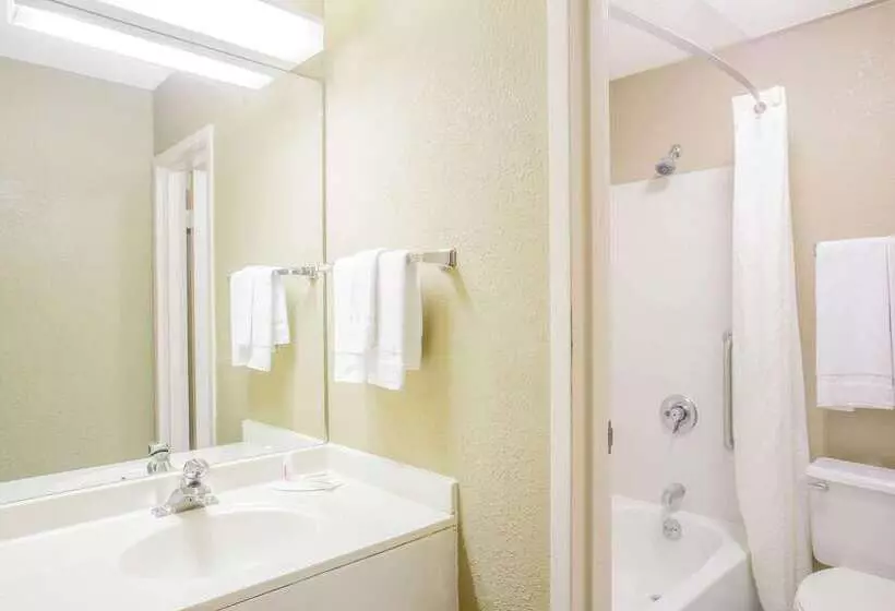 هتل Super 8 By Wyndham Madison East