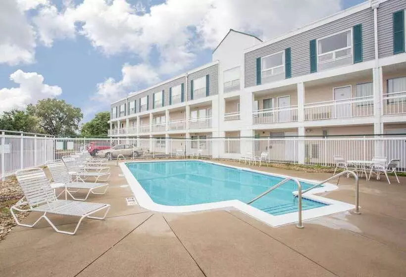 هتل Super 8 By Wyndham Madison East