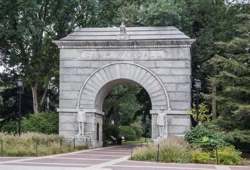 هتل Super 8 By Wyndham Madison East